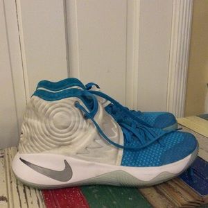 Kyrie 2 Christmas